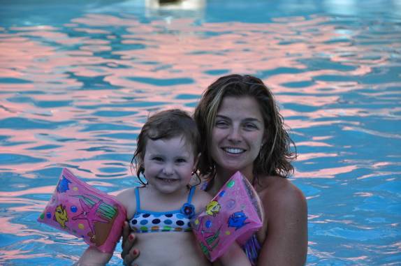 Brincando com a Luiza na piscina, em casa de amigos em Curitiba, no Paraná